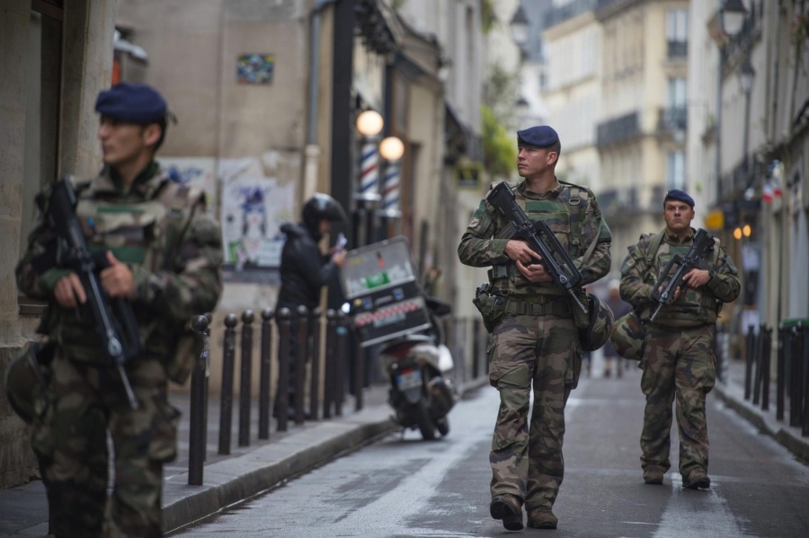 Γαλλία: Στον στρατό καταφεύγει ο Macron για να αντιμετωπίσει τα «κίτρινα γιλέκα»