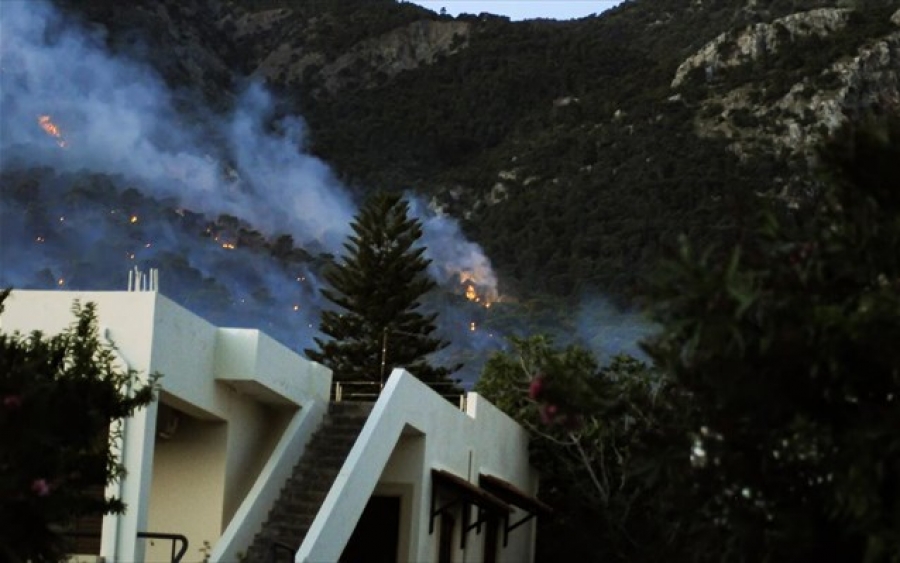 Σε ύφεση η φωτιά σε Παπαγιαννέικα και Καλκάνι - Στάχτη 40.000 στρέμματα από την φωτιά στα Γεράνεια Όρη - Κάηκαν σπίτια