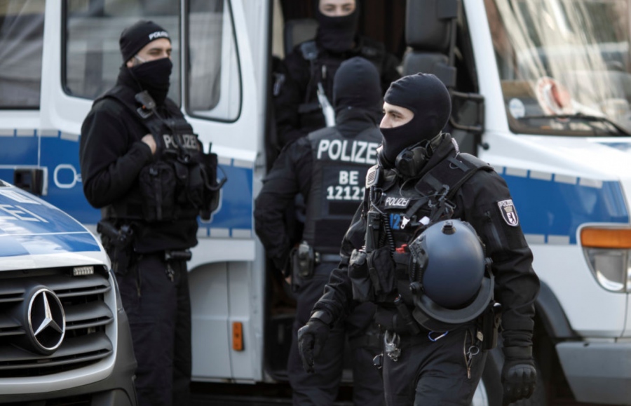 Αστυνομικό κράτος στη Γερμανία με ποινικοποίηση του πατριωτικού λόγου – 170 επιδρομές σε σπίτια για «ρητορική μίσους»