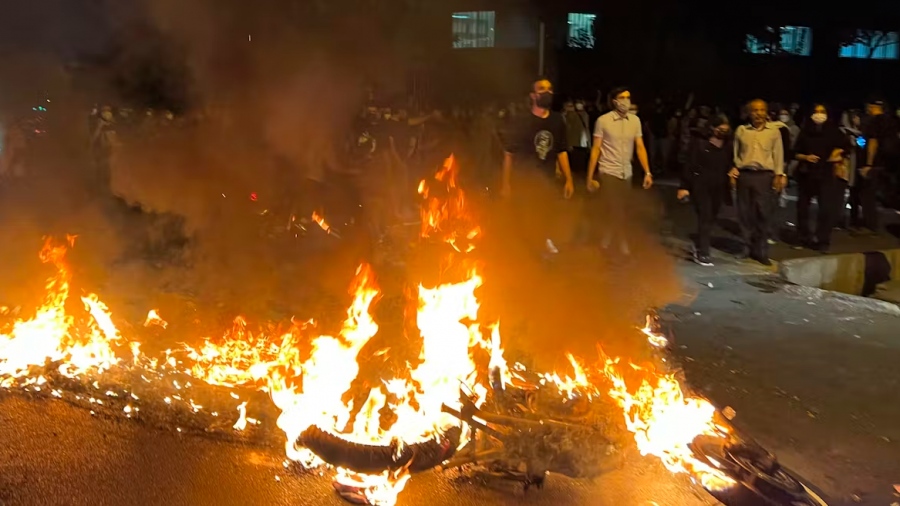 Χάος στο Ιράν: Διαδηλωτές κατέλαβαν την πόλη Abdanan - Με το... δάκτυλο στη σκανδάλη ΗΠΑ και Ισραήλ