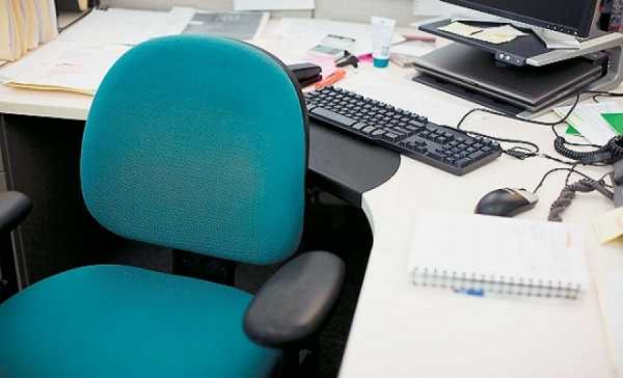 Απίστευτο: Κόμμα έβαζε υπερωρίες σε αποσπασμένο που είχε πεθάνει... κανείς δεν αναρωτήθηκε όταν έλειπε