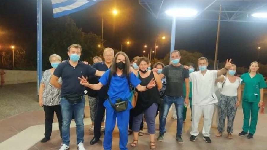 Υγειονομικός επιχειρεί να διανύσει τη διαδρομή Λάρισα – Αθήνα με τα πόδια, ενάντια στον υποχρεωτικό εμβολιασμό, αλλά κατέρρευσε στον Βόλο