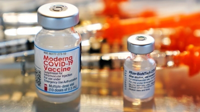 Η απάντηση της Moderna: Ετοιμάζει εμβόλιο τρία σε ένα – Θα «χτυπά» κορωνοϊό, γρίπη και RSV