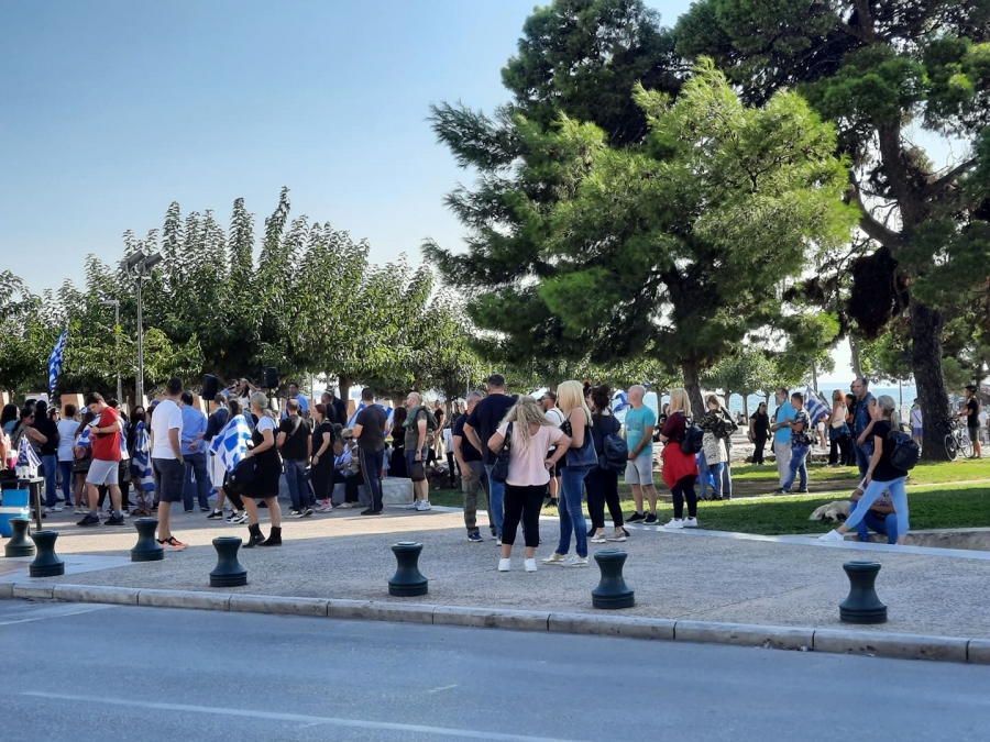 Θεσσαλονίκη: Συγκέντρωση κατά της υποχρεωτικότητας των εμβολίων στον Λευκό Πύργο με τη συμμετοχή υγειονομικών