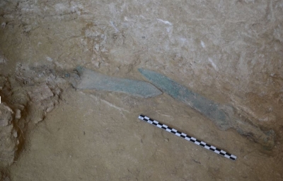 Υπ. Πολιτισμού: Πολύτιμα σύνολα κτερισμάτων και χάλκινα ξίφη απέδωσε η πρώτη φάση της ανασκαφικής έρευνας στην Τραπεζά Αιγαλείας