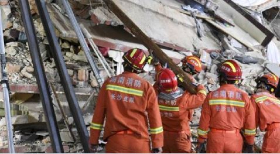 Κίνα: Δεκάδες εγκλωβισμένοι και αγνοούμενοι πολυώροφο κτίριο που κατέρρευσε