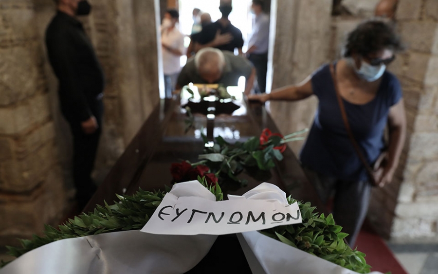 Ο τελευταίος αποχαιρετισμός στον Μίκη Θεοδωράκη - Δείτε live