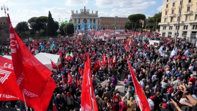 Χιλιάδες Ιταλοί διαδήλωσαν στη Ρώμη κατά του ακροδεξιού εξτρεμισμού και υπέρ καλύτερων συνθηκών δουλειάς