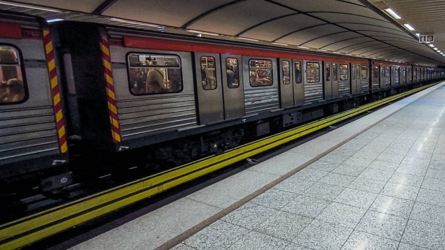Νεκρός 65χρονος που έπεσε στις γραμμές του Μετρό - Εκτός λειτουργίας ο σταθμός Σύνταγμα για τη Γραμμή 2