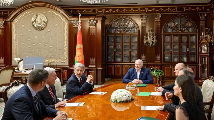 Στο Μινσκ της Λευκορωσίας, ο Kellogg και ο Alexander Lukashenko συζήτησαν τον πόλεμο στην Ουκρανία