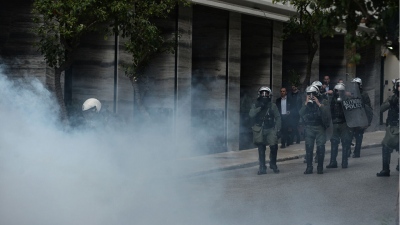 Επεισόδια στο Πανεκπαιδευτικό Συλλαλητήριο - Δακρυγόνα στην πλατεία Κλαυθμώνος