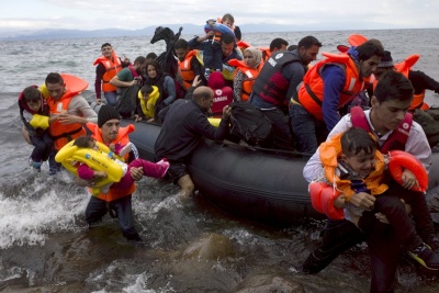 Πρόσφυγες περνούν με βάρκες στα ελληνικά νησιά