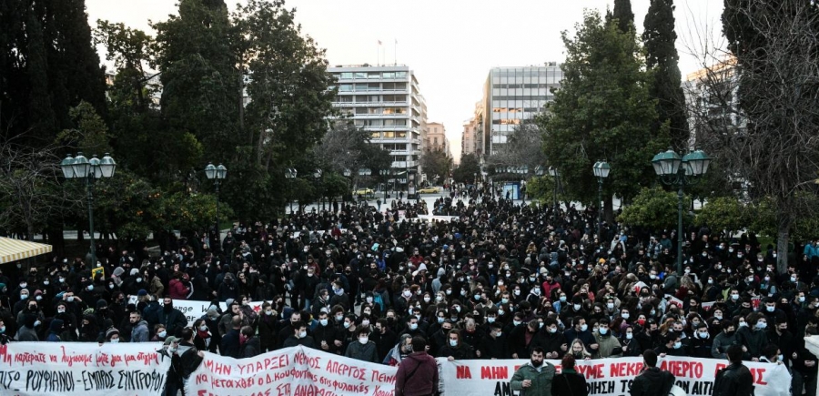 Κόντρα για τις πορείες - NΔ: Ευθύνες στον Τσίπρα για εξάπλωση της πανδημίας