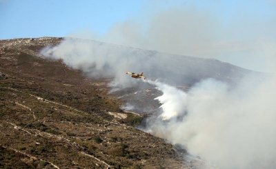 Φωτιά καίει χαμηλή βλάστηση στα βόρεια της Άνδρου