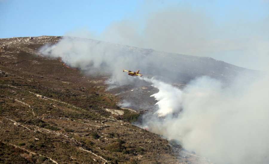 Φωτιά καίει χαμηλή βλάστηση στα βόρεια της Άνδρου