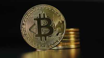 Επανήλθε η «ηρεμία» στα ψηφιακά νομίσματα – Πλησιάζει τα 8.500 δολάρια το Bitcoin