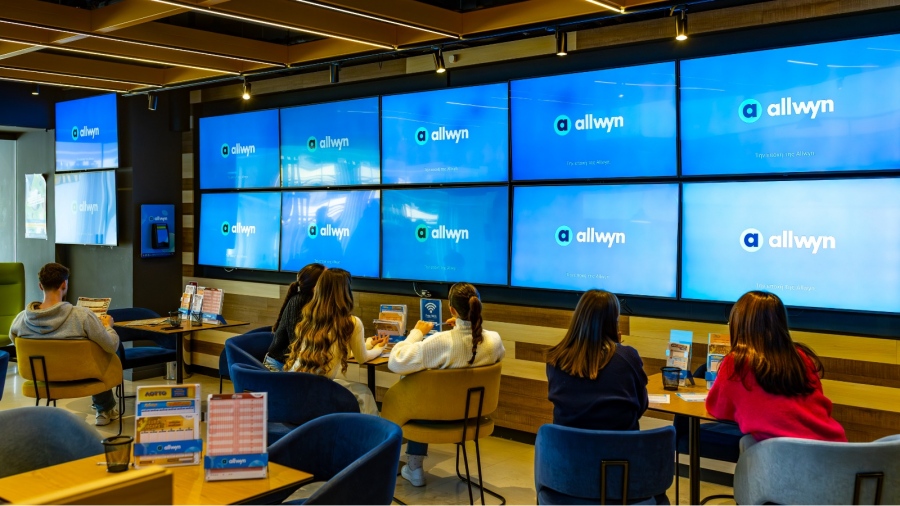 Τα πρώτα καταστήματα Allwyn είναι εδώ – Νέα εποχή για το δίκτυο των καταστημάτων του ΟΠΑΠ