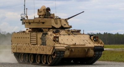 Αμερικανικά άρματα μάχης πεζικού M2A2 Bradley ODS-SA έφτασαν στην Πολωνία για παράδοση στην Ουκρανία