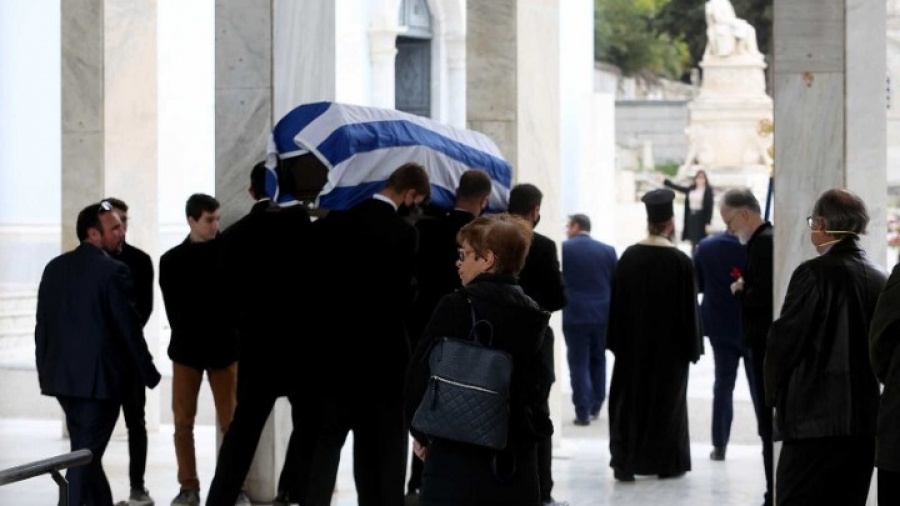 Κηδεύτηκε ο Μανώλης Γλέζος - Μεσίστια η ελληνική σημαία στην Ακρόπολη