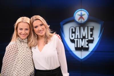 Η Έλενα Παπαβασιλείου βάζει γκολ στο ΟΠΑΠ Game Time με κλειστά μάτια