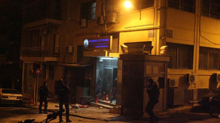 Καταδρομική επίθεση στο Aστυνομικό Tμήμα Εξαρχείων - Άγνωστοι πέταξαν βόμβες μολότοφ