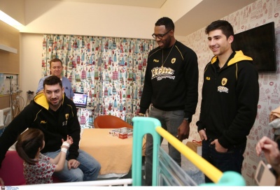 Η ομάδα μπάσκετ της AEK έφερε τα Χριστούγεννα στην Ευρωκλινική Παίδων