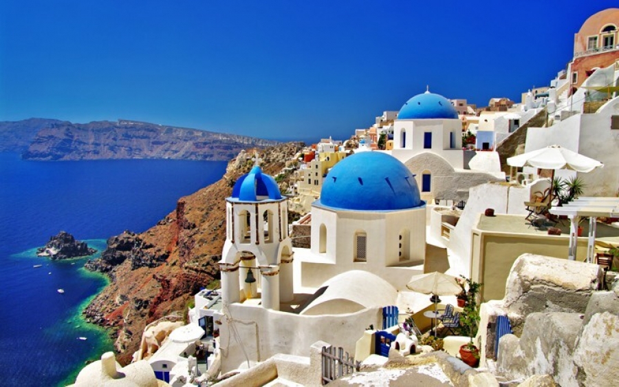 Guardian: Ο τουρισμός στην Ελλάδα ανακάμπτει μετά την πανδημία και παρά τη σκιά του πολέμου