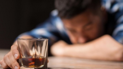 Προσοχή - Η κατανάλωση αλκοόλ για την αντιμετώπιση του στρες καταστρέφει τον εγκέφαλο