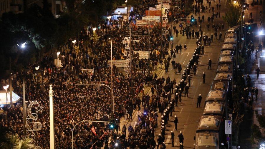 Ειρηνική η πορεία για την 48η επέτειο του Πολυτεχνείου - «Φρούριο» το κέντρο της Αθήνας