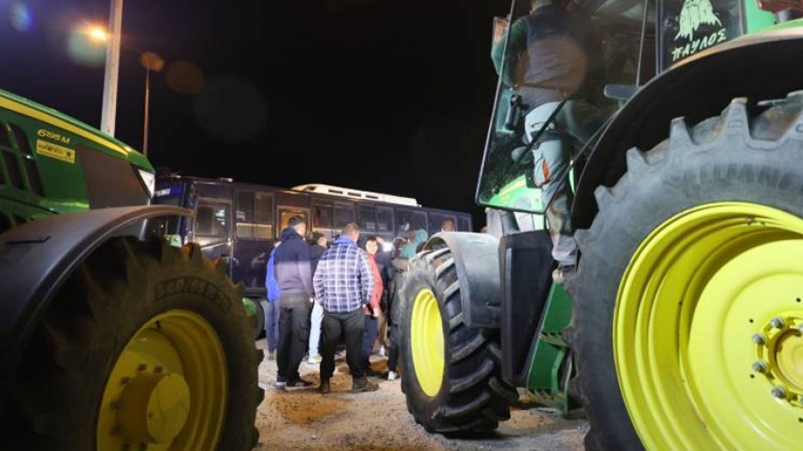 Χαμός στη Θεσσαλονίκη - Αγρότες απέκλεισαν την Εθνική Οδό, απογοήτευση με την κυβέρνηση Μητσοτάκη