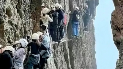 Είχε «κίνηση»: Ορειβάτες στην Κίνα κόλλησαν σε γκρεμό για περισσότερο από μία ώρα λόγω... συνωστισμού