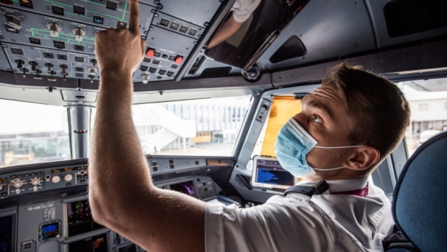 Telegraph: Μετά την έλλειψη οδηγών, η Βρετανία αναζητεί πιλότους – SOS για τον τουρισμό