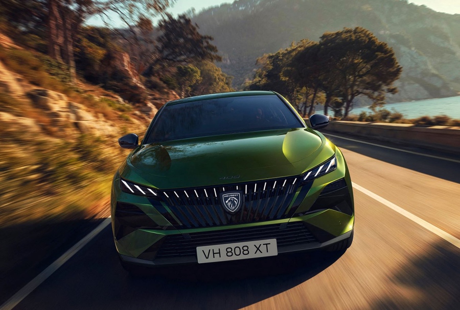 Peugeot 408 2026: Νέα εμφάνιση, εξηλεκτρισμένοι κινητήρες και τεχνολογία V2L