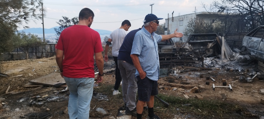 Οι Ελεύθεροι Αθηναίοι του Ηλία Κασιδιάρη μαζί με βουλευτές του κόμματος Σπαρτιάτες στα πύρινα μέτωπα