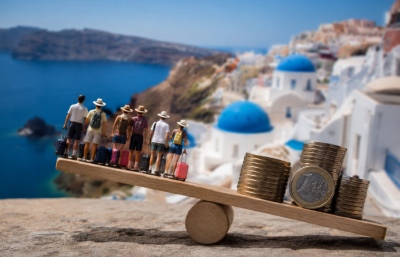 Η θανάσιμη εξάρτηση της ελληνικής οικονομίας από τον τουρισμό – Περισσότεροι τουρίστες, μικρότερα έσοδα και παραγωγικότητα