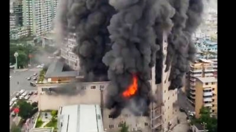 Πυρ και χάος σε εμπορικό κέντρο στην Κίνα: Εγκλωβισμένοι άνθρωποι, τουλάχιστον 6 νεκροί από φωτιά