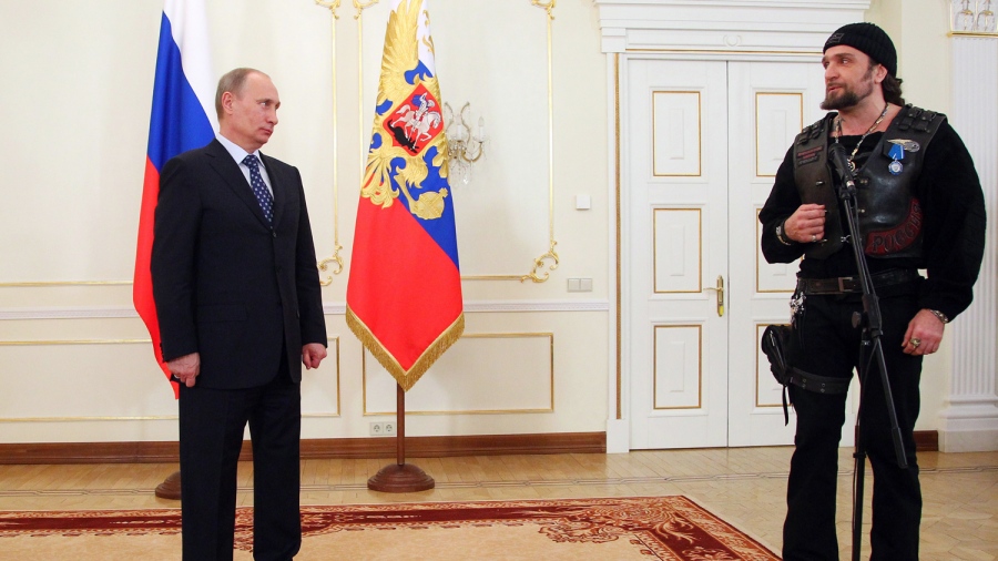 Ρωσία: Ένας μηχανόβιος στο πλευρό του προέδρου - Ο «χειρουργός» που κλήθηκε στην ορκωμοσία του Putin