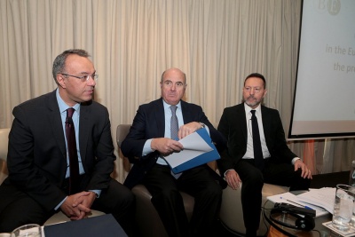 Στην Αθήνα ο De Guindos: Προς ομαλοποίηση η ελληνική οικονομία, σοβαρή αδυναμία τα NPLs - Στουρνάρας: Επαρκή τα κεφάλαια των τραπεζών