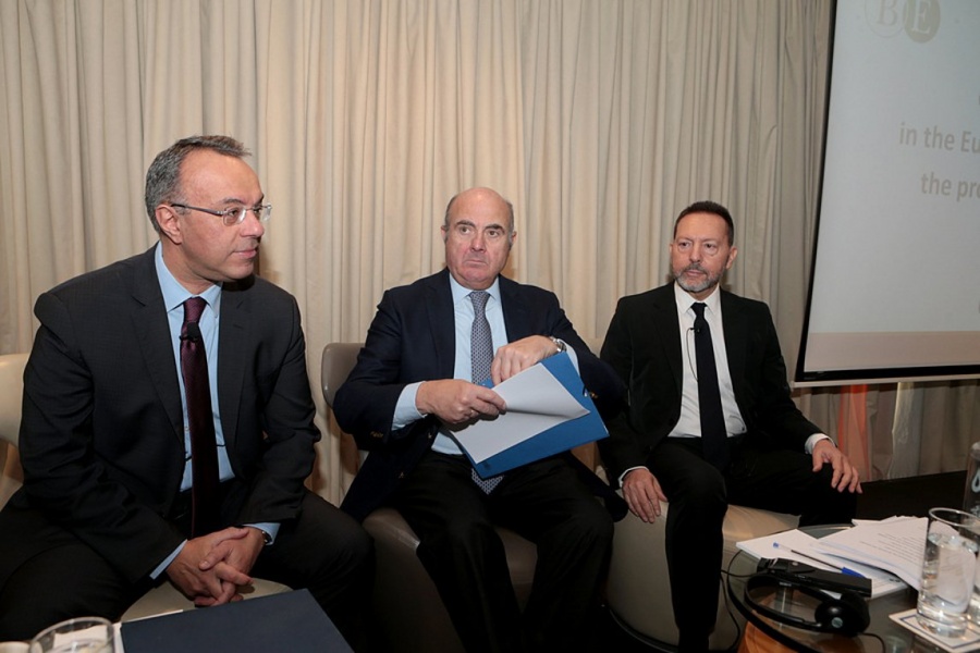 Στην Αθήνα ο De Guindos: Προς ομαλοποίηση η ελληνική οικονομία, σοβαρή αδυναμία τα NPLs - Στουρνάρας: Επαρκή τα κεφάλαια των τραπεζών