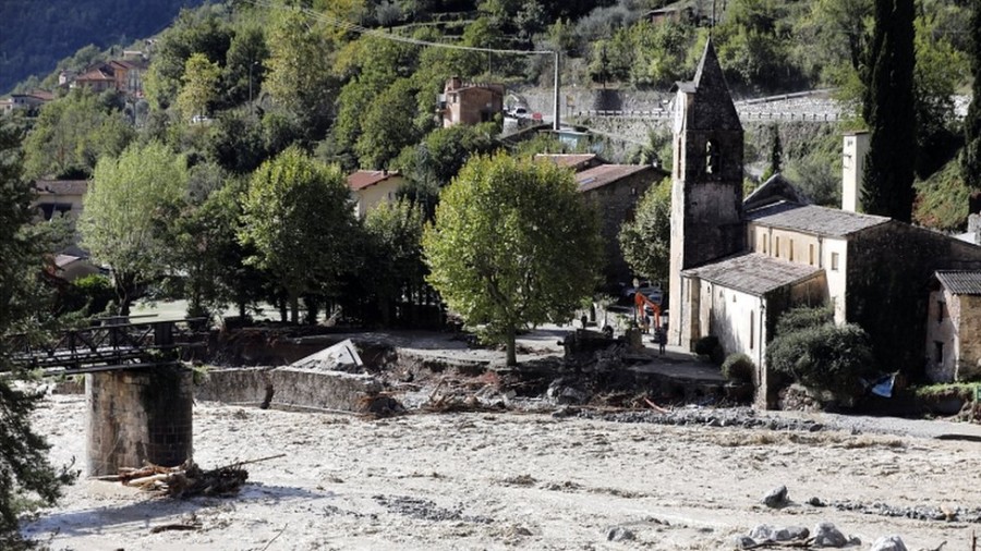 Φονικές πλημμύρες και κατολισθήσεις σε Γαλλία – Ιταλία, εκεταταμένες ζημιές στις δύο χώρες