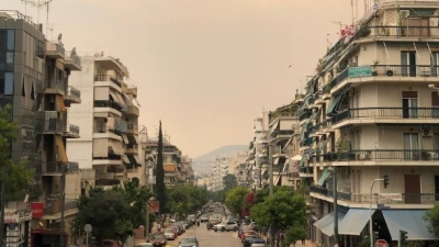 Οι καπνοί στην Αθήνα από την πυρκαγιά στο Σχίνο Κορινθίας