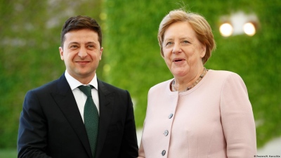 Οργή AfD για τη βράβευση Merkel και Zelensky: «Η μία κατέστρεψε τη Γερμανία για 16 χρόνια, ο άλλος συνεχίζει το έργο της»