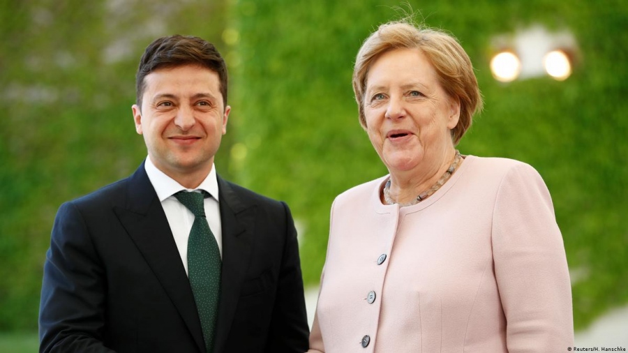 Οργή AfD για τη βράβευση Merkel και Zelensky: «Η μία κατέστρεψε τη Γερμανία για 16 χρόνια, ο άλλος συνεχίζει το έργο της»
