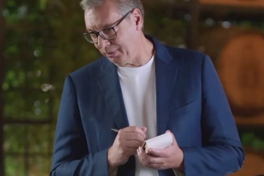 Από πρόεδρος… σερβιτόρος ο Vucic - Το βίντεο που προκάλεσε θύελλα αντιδράσεων στα social media