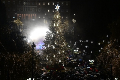 Μαγεία στο κέντρο της Αθήνας: Φωταγωγήθηκε το Χριστουγεννιάτικο δέντρο στο Σύνταγμα