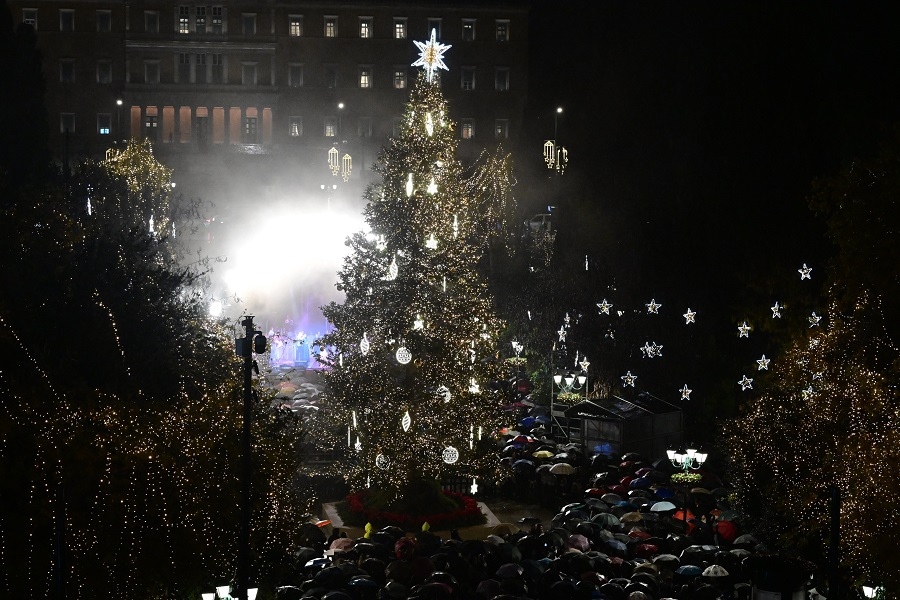 Μαγεία στο κέντρο της Αθήνας: Φωταγωγήθηκε το Χριστουγεννιάτικο δέντρο στο Σύνταγμα