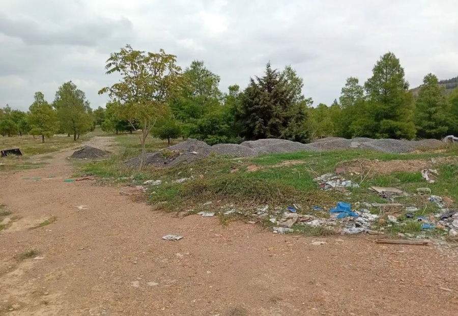 Μία βόλτα στον όμορφο σκουπιδότοπο έξω από το Christmas Theater – Καθαρίστε πρώτα και μετά να ασχοληθείτε με τον πολυχώρο