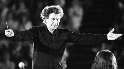 Σε λαϊκό προσκύνημα από σήμερα 6/9 η σορός του Μίκη Θεοδωράκη – Στο Γαλατά Χανίων η ταφή