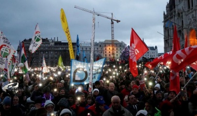 Ουγγαρία: Διαδηλώσεις κατά του Orban για την τροποποίηση του εργατικού δικαίου