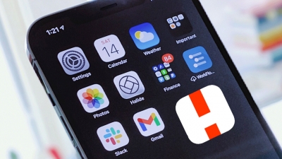 Η Ρωσία προειδοποιεί με επιβολή προστίμου Apple και Google αν δεν απομακρύνουν την εφαρμογή «Navalny»